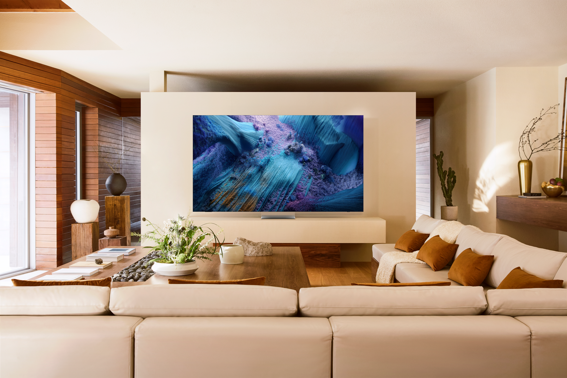 [2025 Ñéó Q~LÉD 8K~ QÑF990 (189c~m) (솔라셀 리모트 미포함) 세번째 이미지이며, 거실 벽에 TV가 설치되어있는 라이프스타일 컷입니다.] 