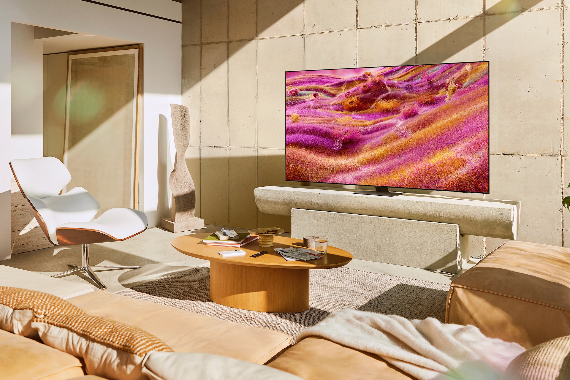 2025 Neo QLED QNF90 (214cm) 세번째 이미지이며, 거실 장식장 위에 TV가 설치되어있는 라이프스타일 컷입니다. 
