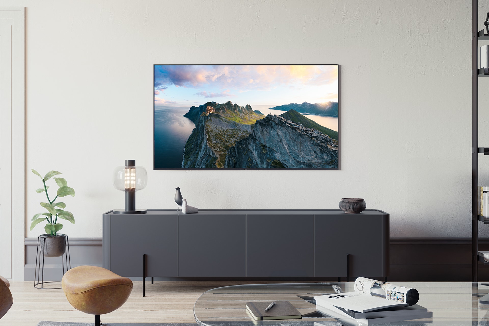 2025 Neo QLED QNF83 (214cm) 세번째 이미지이며, 벽에 TV가 설치되어 있습니다. TV 아래에는 장식장이 있으며 그 위에는 조명과 장식품이 놓여있는 라이프스타일컷입니다. 