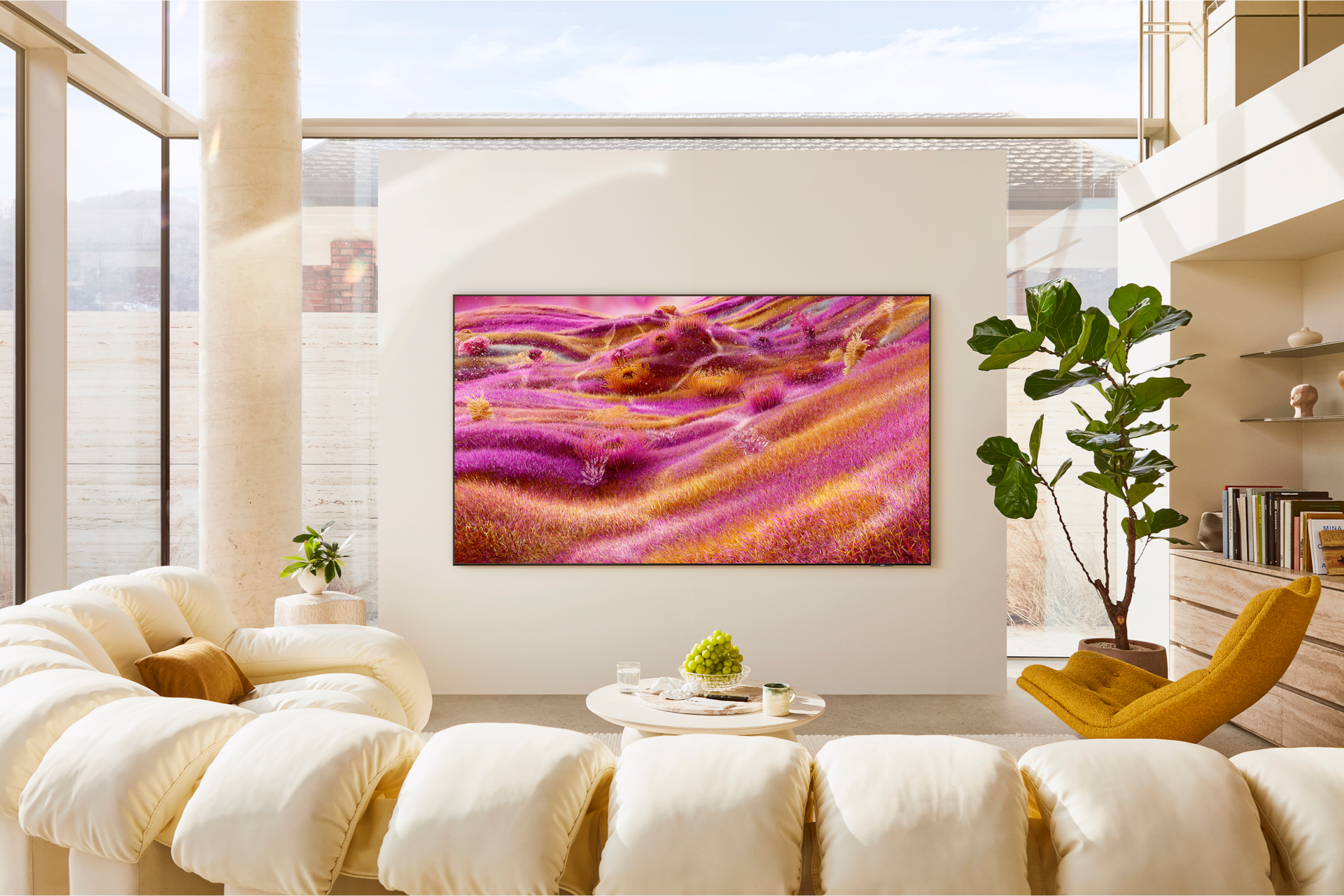 2025 Neo QLED QNF90 (247cm) 세번째 이미지이며, 거실 벽에 TV가 설치되어있는 라이프스타일컷입니다. 