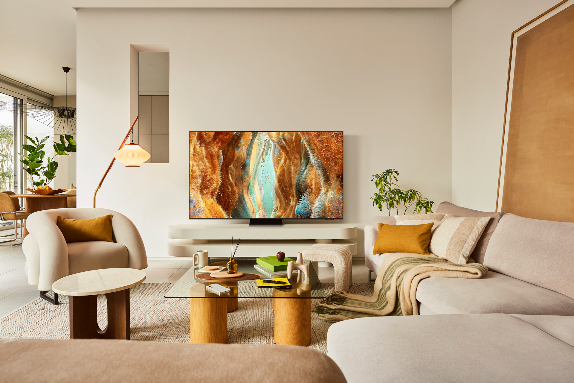 2025 Neo QLED QNF70 (214cm) 세번째 이미지이며, 거실 장식장 위에 TV가 설치되어있는 라이프스타일 컷입니다. 