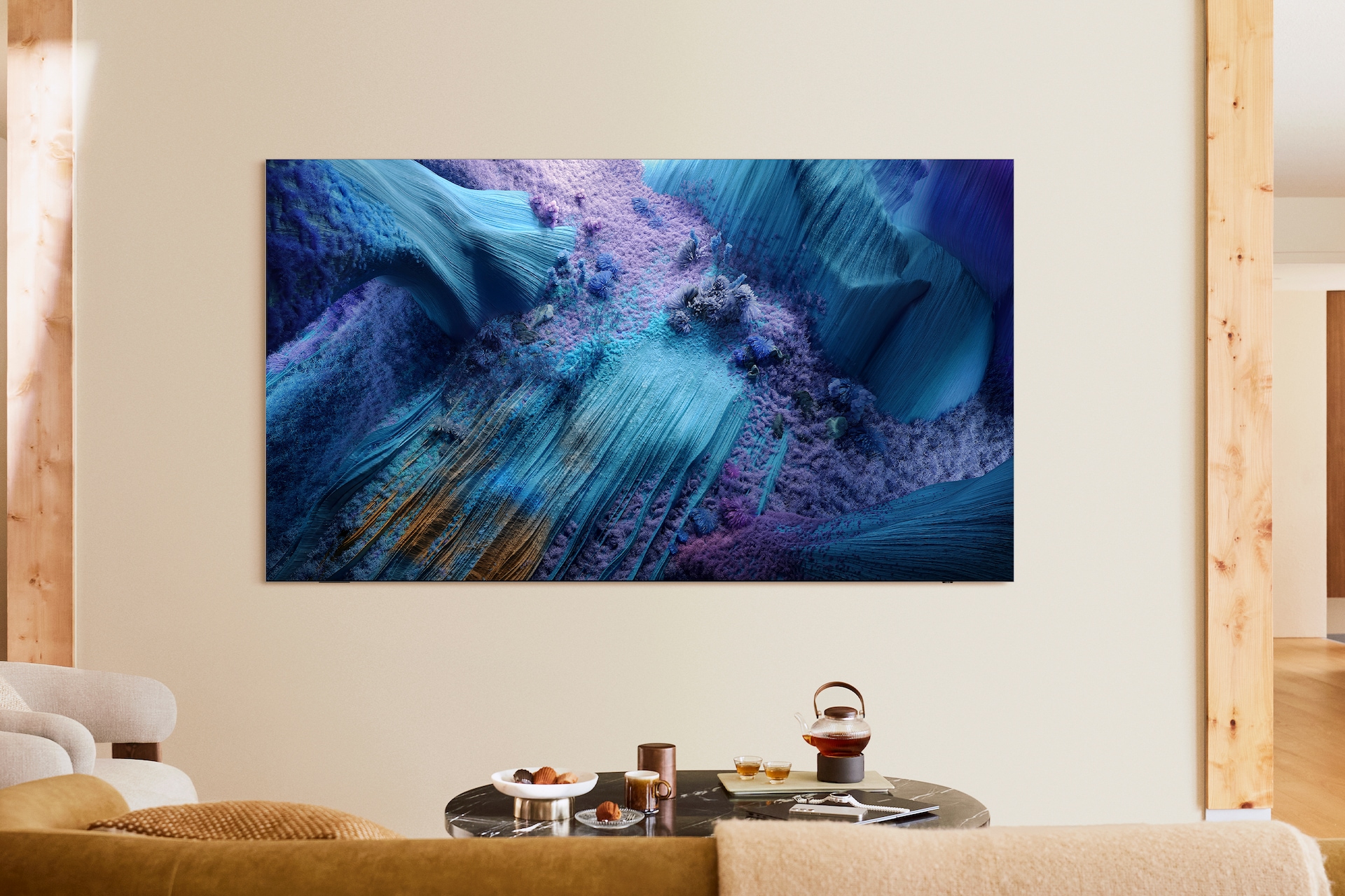 2025 Neo QLED 8K QNF990 (247cm) (솔라셀 리모트 포함) 네번째 이미지이며, 거실 벽에 TV가 설치되어있는 라이프스타일 컷입니다. 