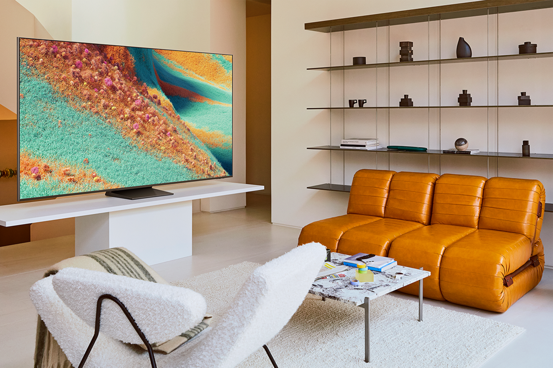 2025 Neo QLED QNF87 (214cm) 세번째 이미지이며, 거실 장식장 위에 TV가 설치되어있는 라이프스타일 컷입니다. 