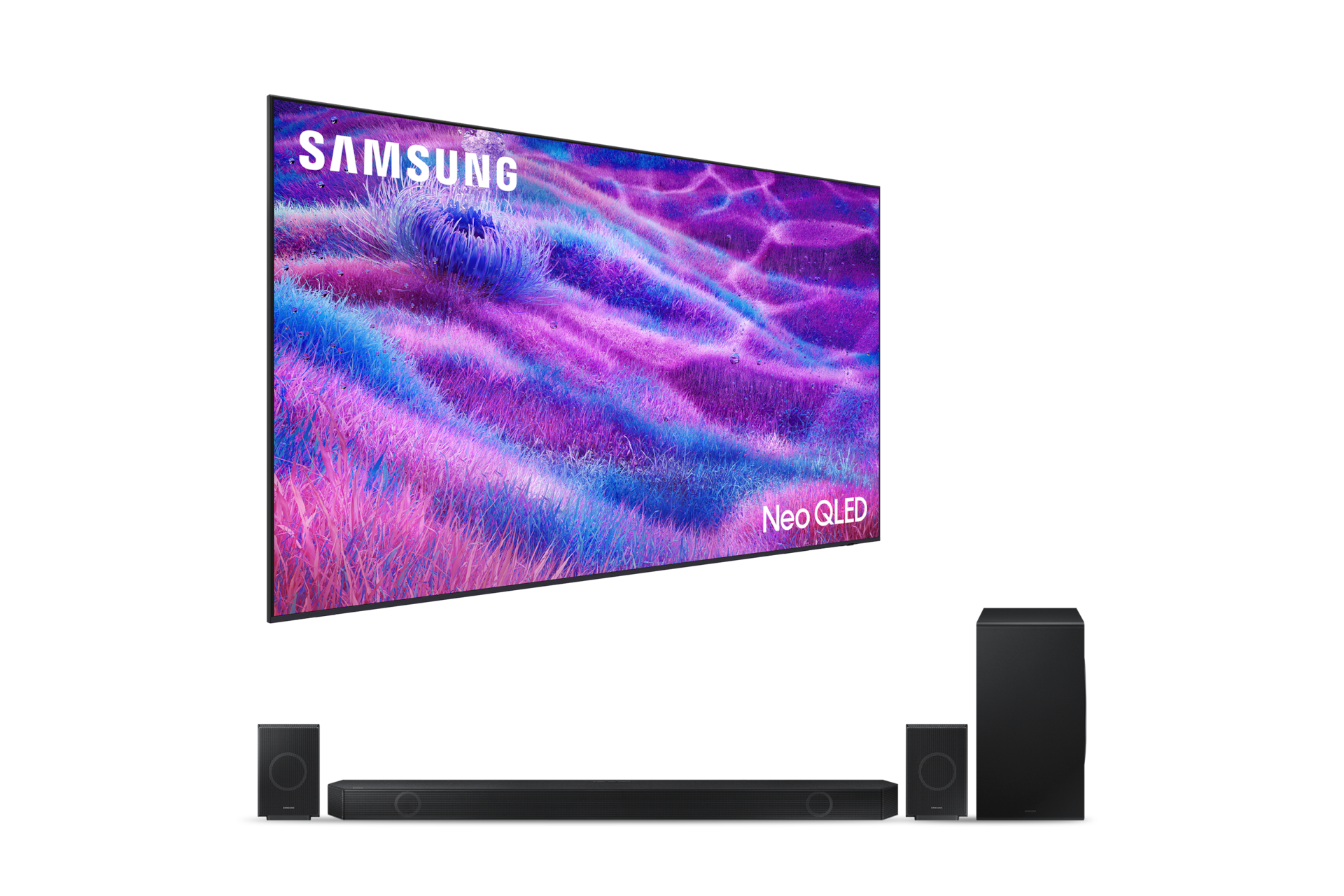 벽걸이형 TV의 좌측 30도 측면과 사운드바의 정면이 보입니다.