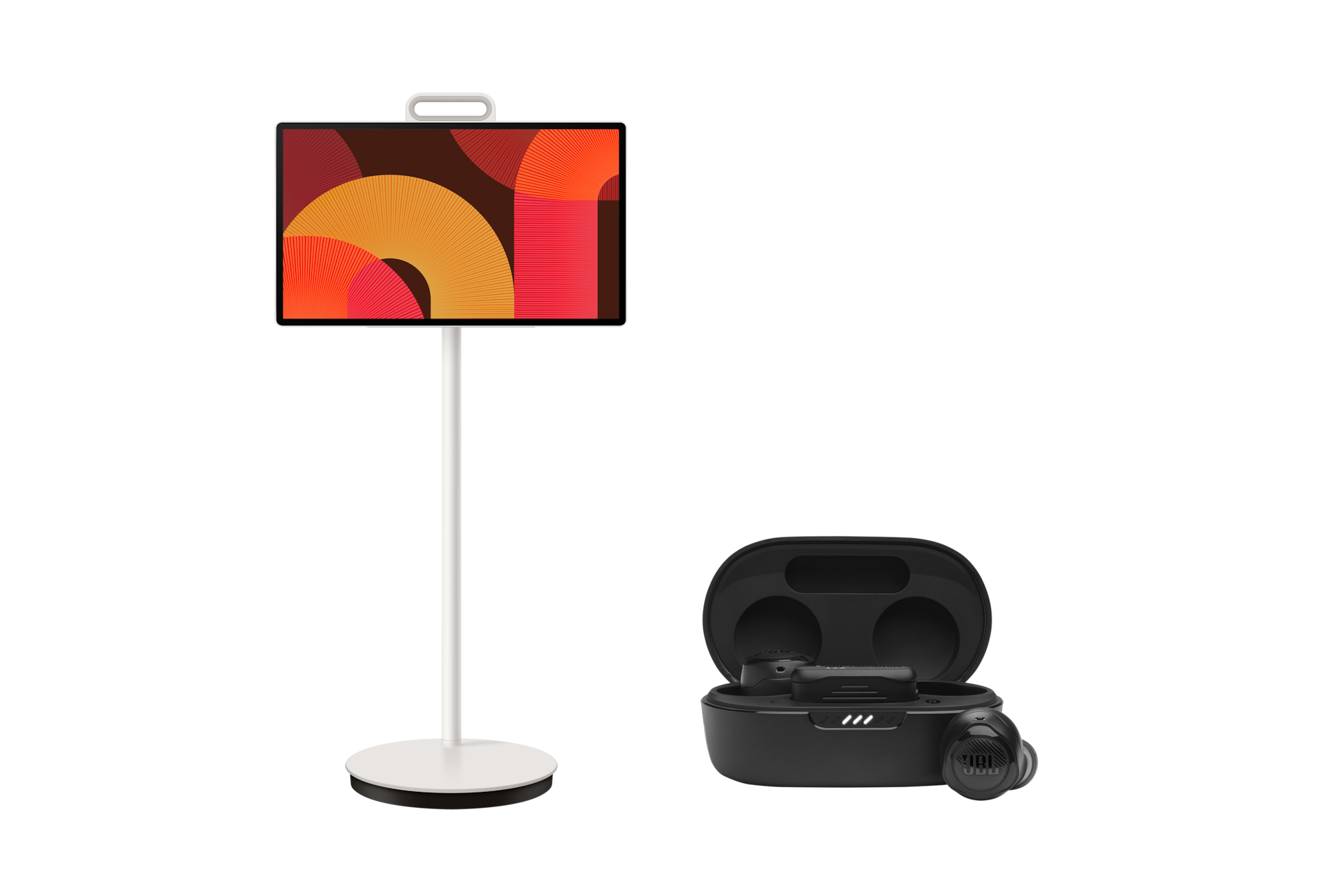 스탠드에 결합된 The Movingstyle 정면과 우측 하단 JBL QUANTUM TWS AIR 무선 게이밍 이어폰 케이스 뚜껑이 열려 있고 왼쪽 이어버드는 케이스 안에 있으며 오른쪽 이어버드는 케이스 밖에 나와 있는 모습이 보입니다.