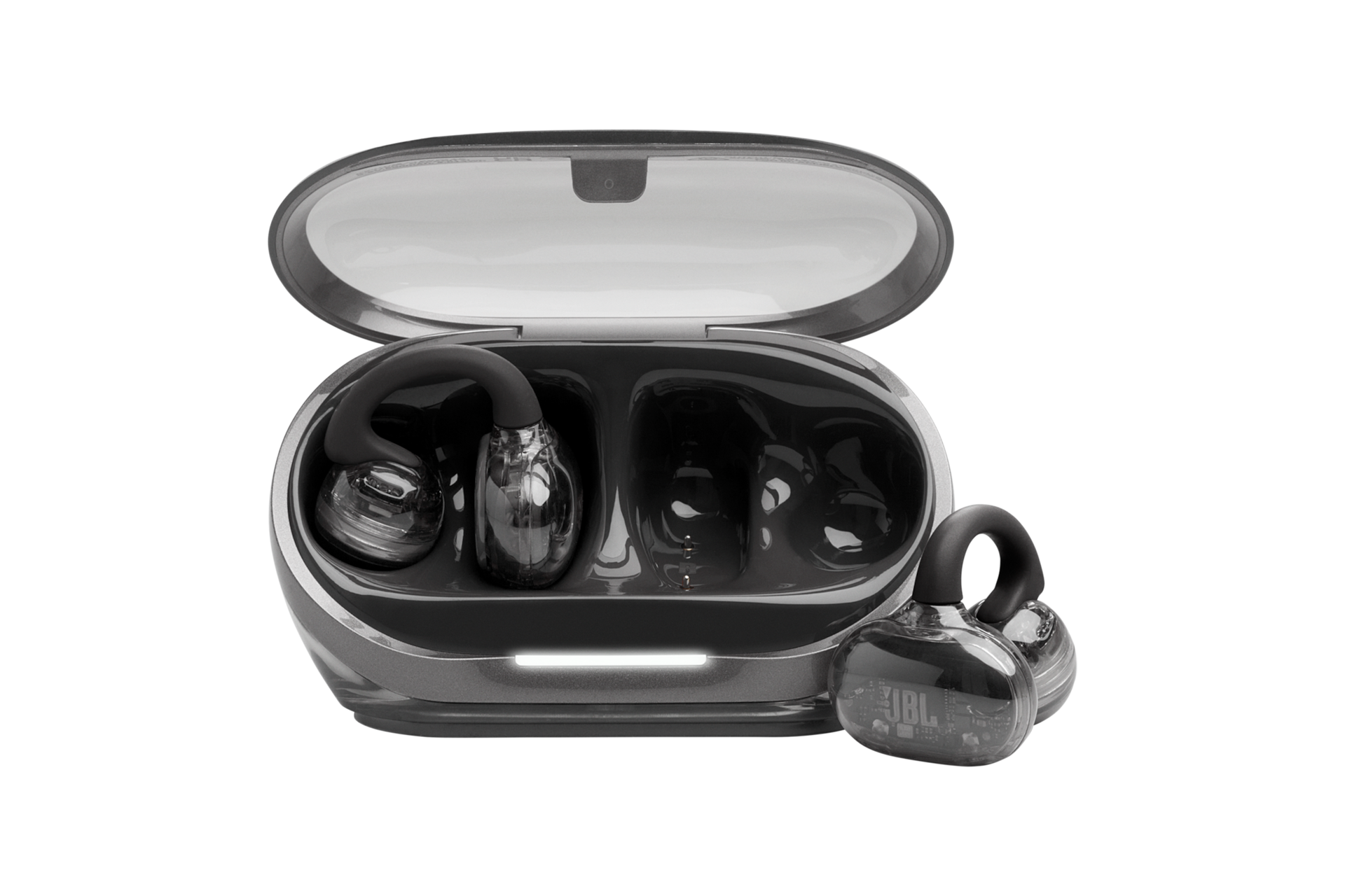 JBL SOUNDGEAR CLIPS 오픈 이어 블루투스 이어폰 블랙 케이스가 열려 있으며 우측 이어폰이 케이스 밖으로 나와 있는 모습