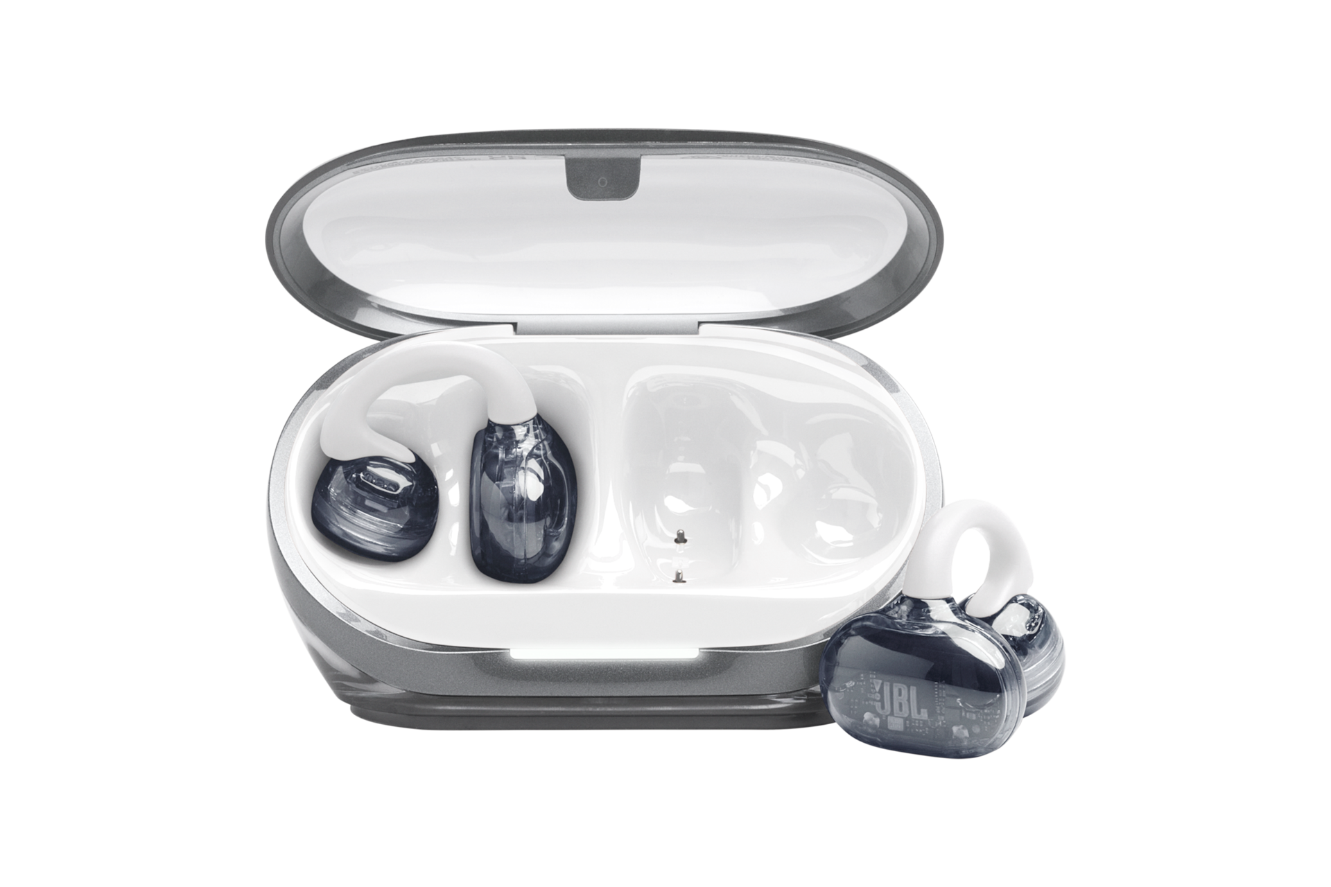 JBL SOUNDGEAR CLIPS 오픈 이어 블루투스 이어폰 화이트 케이스가 열려 있으며 우측 이어폰이 케이스 밖으로 나와 있는 모습