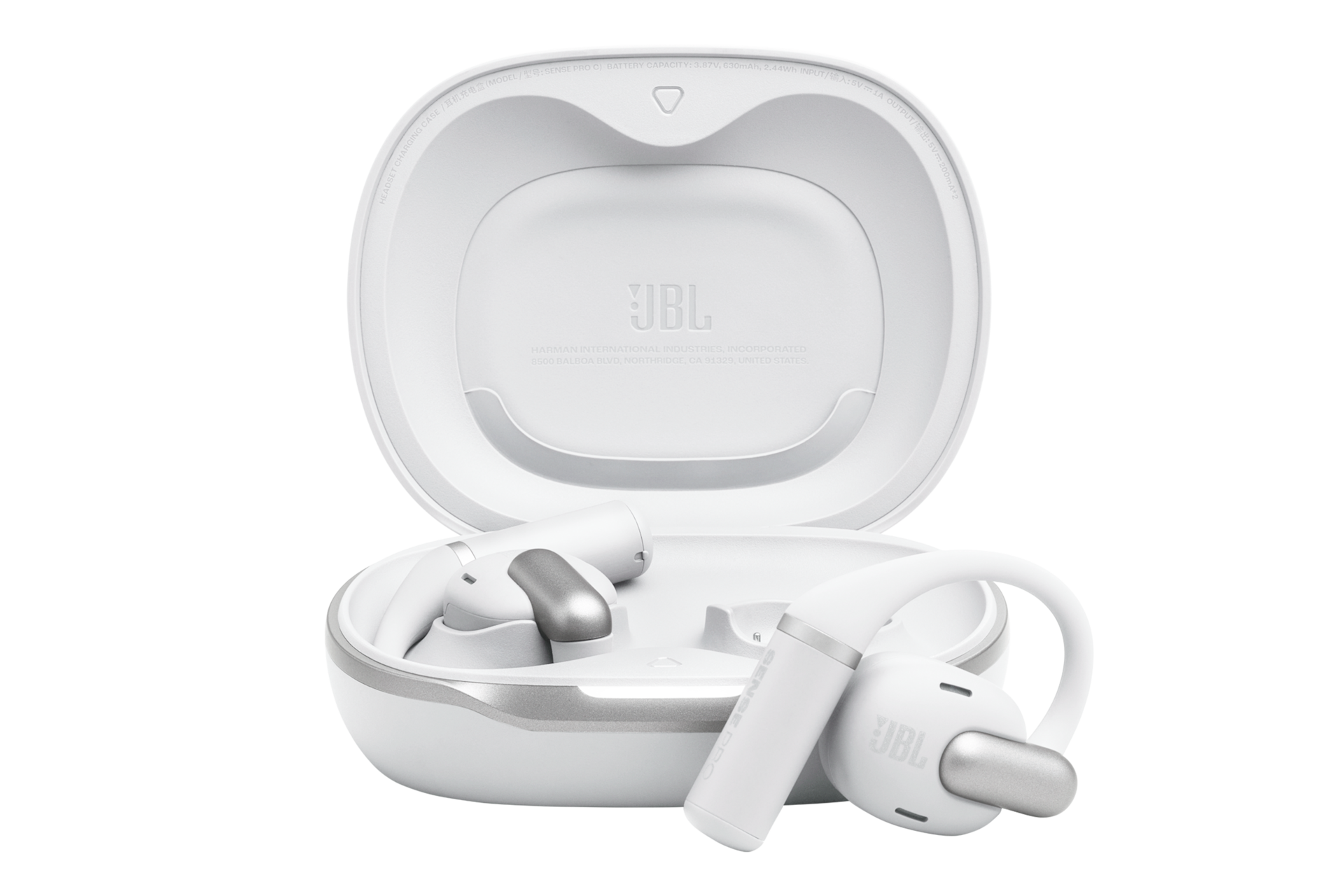 JBL SENSE PRO 오픈 이어 블루투스 이어폰 화이트 케이스가 열려 있으며 우측 이어폰이 케이스 밖으로 나와 있는 모습ㅍ