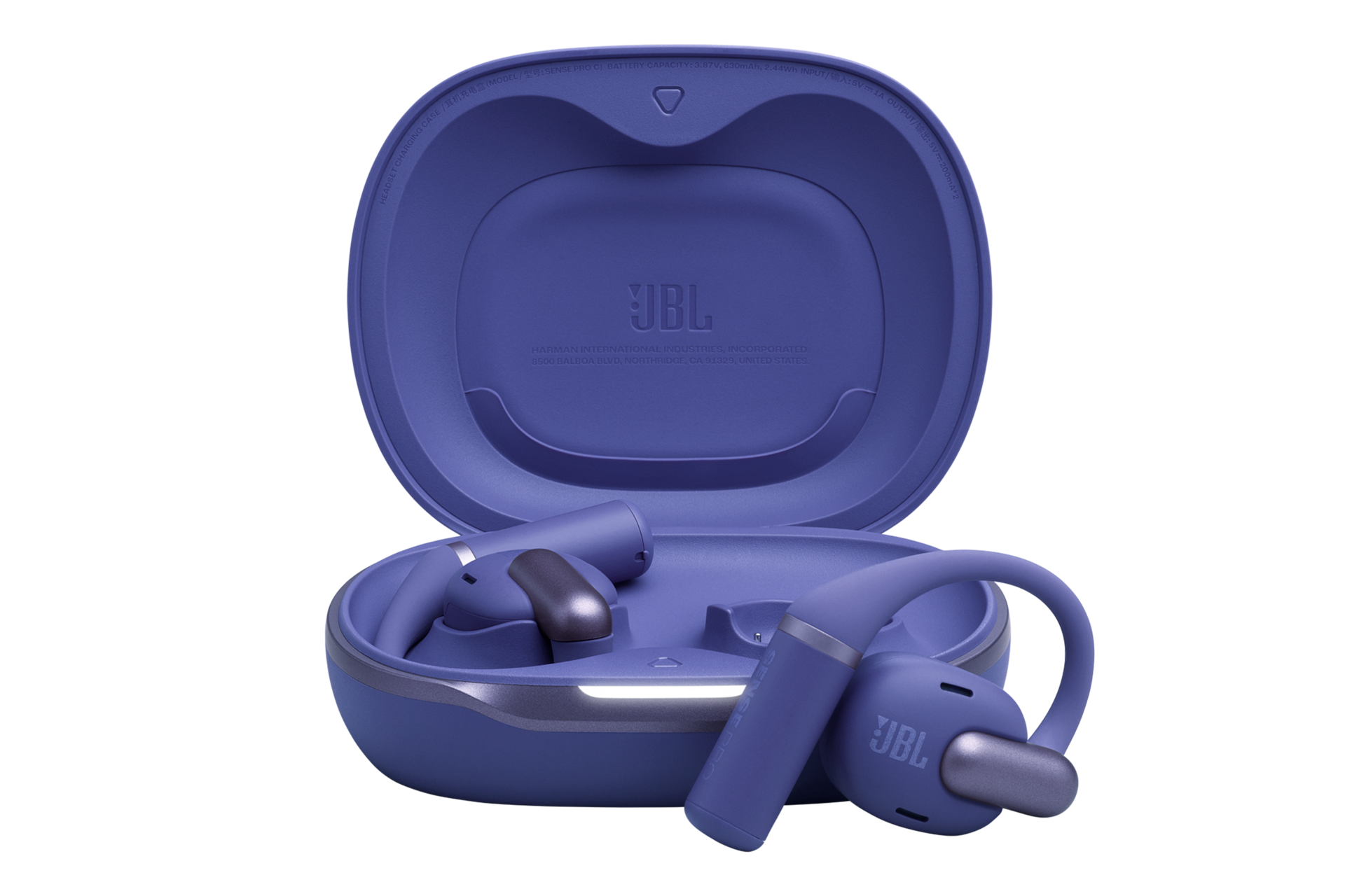 JBL SENSE PRO 오픈 이어 블루투스 이어폰 블루 케이스가 열려 있으며 우측 이어폰이 케이스 밖으로 나와 있는 모습