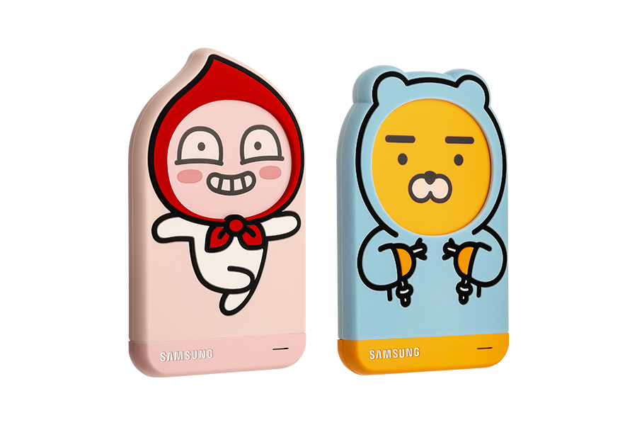 외장 HDD 어피치 2 TB 핑크 오른쪽으로 30도 돌아간 이미지와 외장 HDD 라이언 2 TB 스카이 블루 오른쪽으로 30도 돌아간 이미지를 세워 놓은 이미지