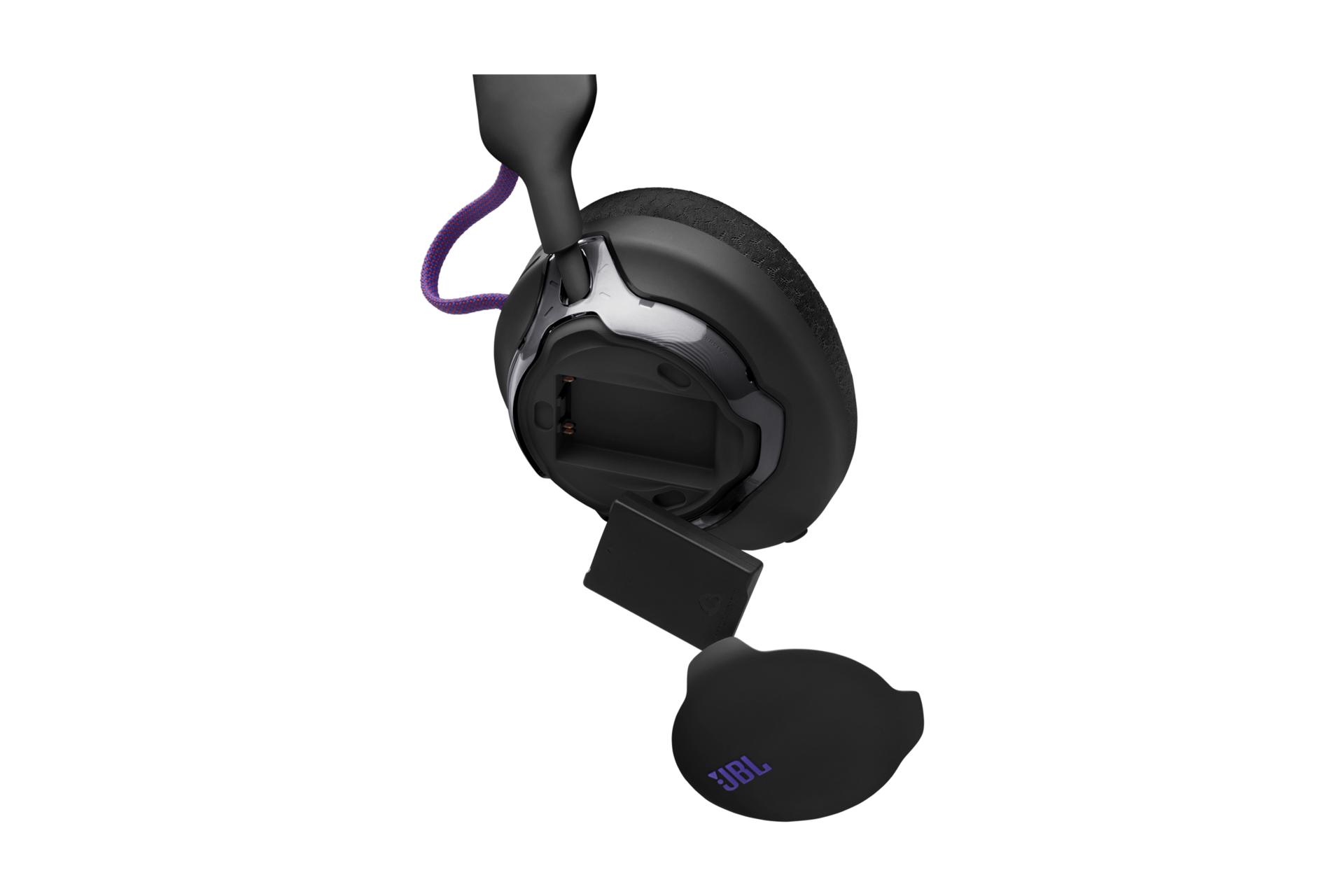 JBL QUANTUM 650 무선 게이밍 헤드셋과 충전식 배터리가 분리된 모습