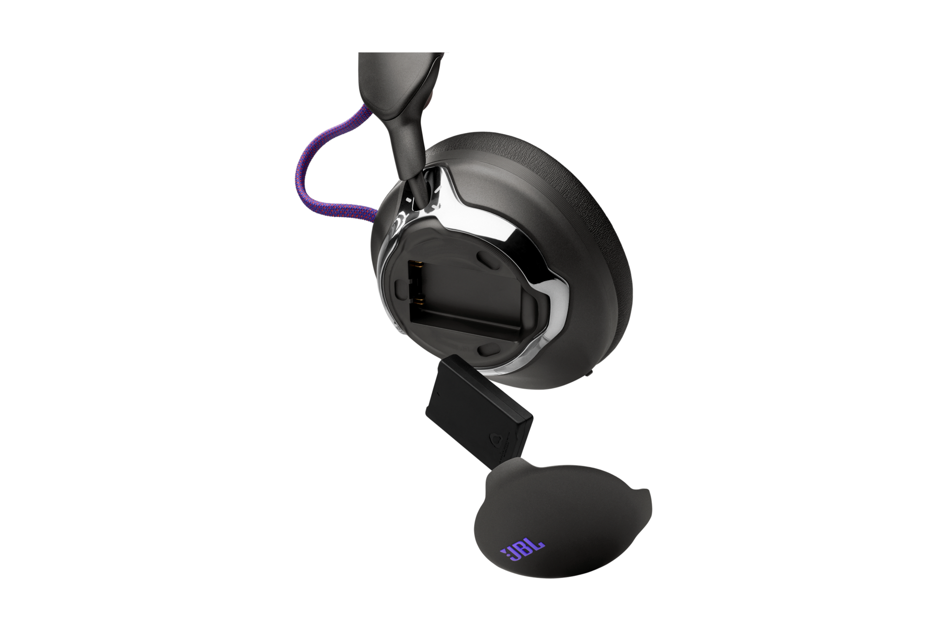 JBL QUANTUM 950 무선 게이밍 헤드셋과 충전식 배터리가 분리된 모습