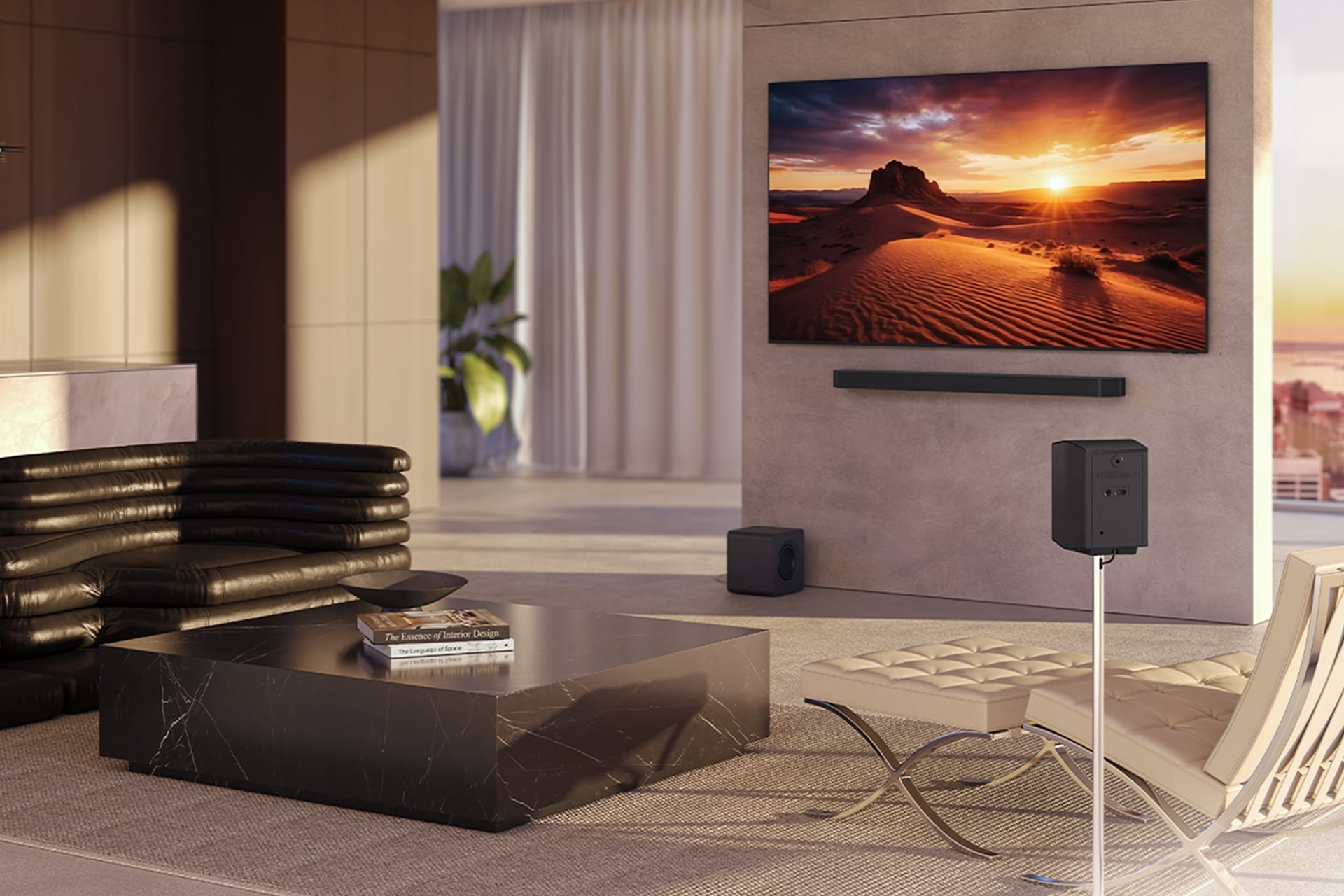 거실 벽에 TV와 사운드바 본체가 설치되어 있으며, TV 하단에는 서브우퍼가 놓여 있습니다. TV 화면에는 자연풍경이 송출되어 있습니다. TV 앞에는 테이블과 소파, 1인용 의자가 놓여 있으며, 1인용 의자 오른쪽  스탠드에 리어 스피커가 설치되어 있습니다.