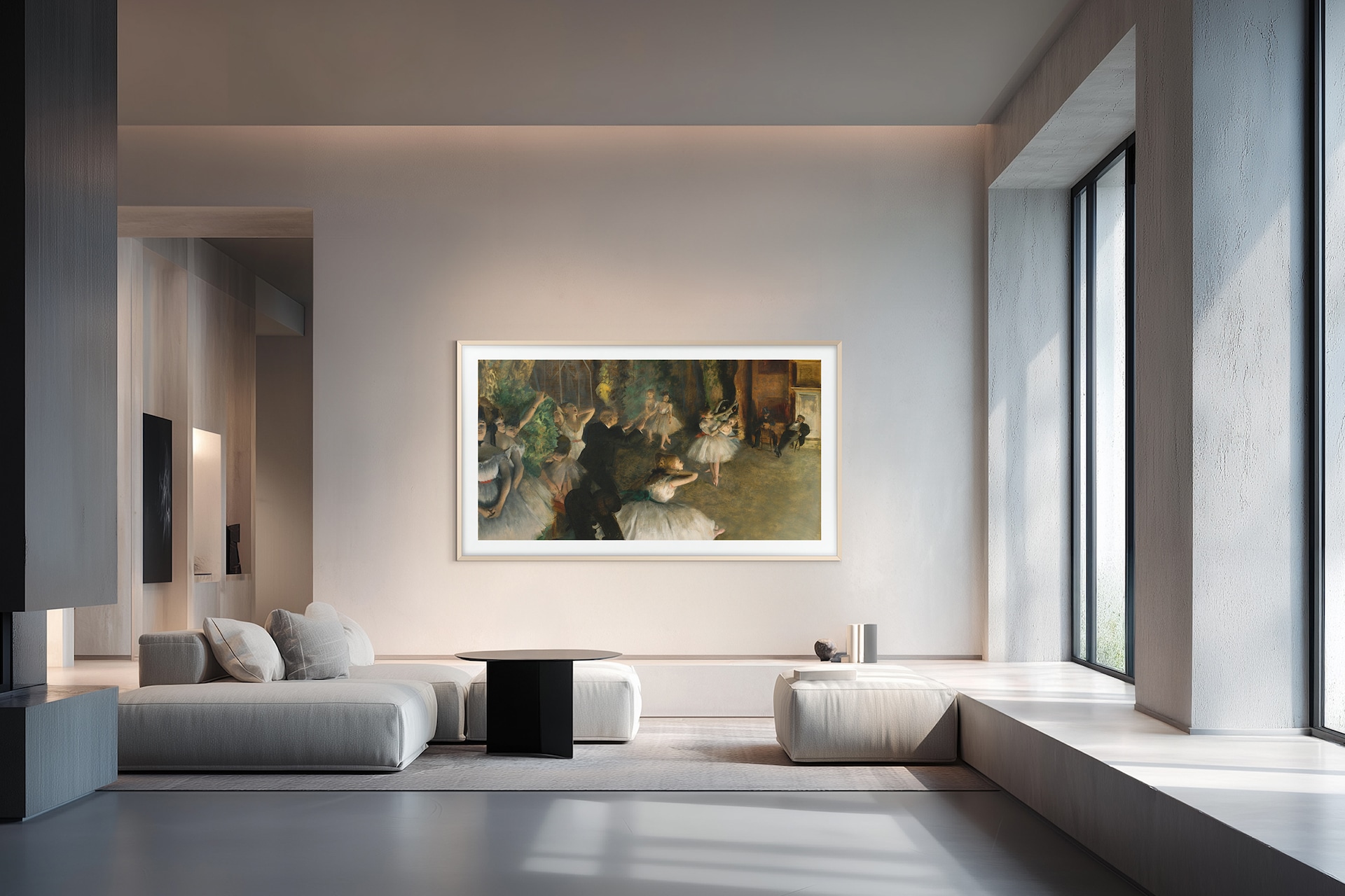 거실 벽에 챔퍼 샌드골드 베젤이 장착된 The Frame Pro TV 가 설치되어 있습니다. 화면에는 명화가 보여지고 있습니다. TV 앞에는 테이블과 소파기 놓여 있습니다.