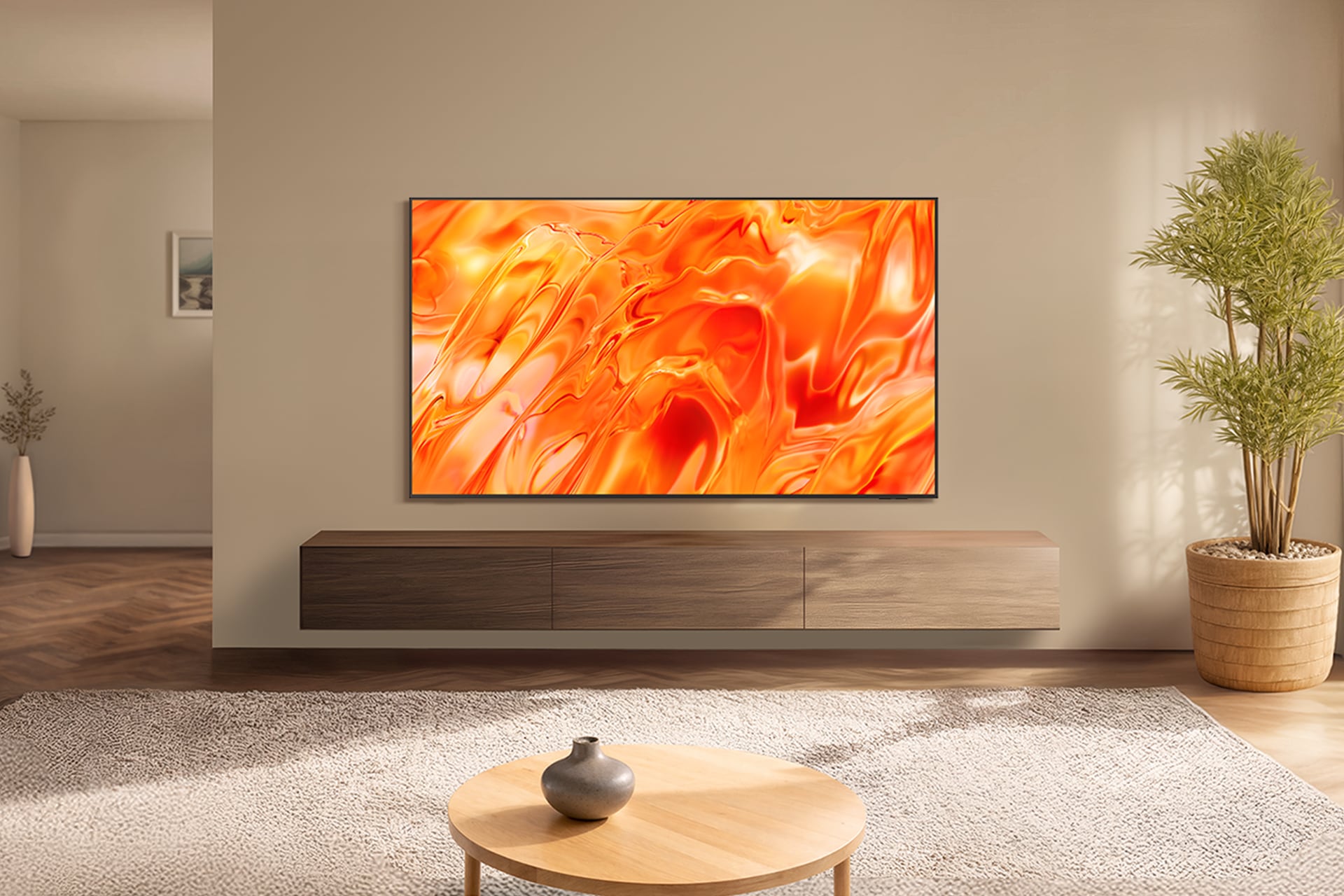 거실 벽에 TV가 설치되어 있습니다. TV 아래에는 장식장이 놓여 있으며, TV 앞에는 테이블이 있습니다.