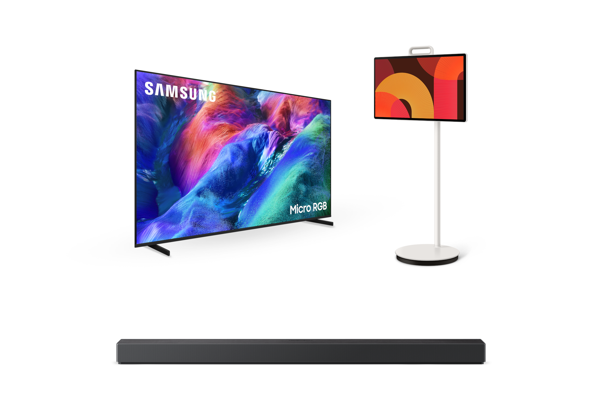 좌측에는 2026 Micro RGB RH9G (189cm) 스탠드형 TV가 우측 45도 방향으로 틀어져 있으며, 우측에는 스탠드에 결합된 The Movingstyle가 좌측 45도 틀어져서 놓여 있습니다. TV 하단에는 7.1.2ch 올인원 사운드바 QS90H가 놓여 있습니다.