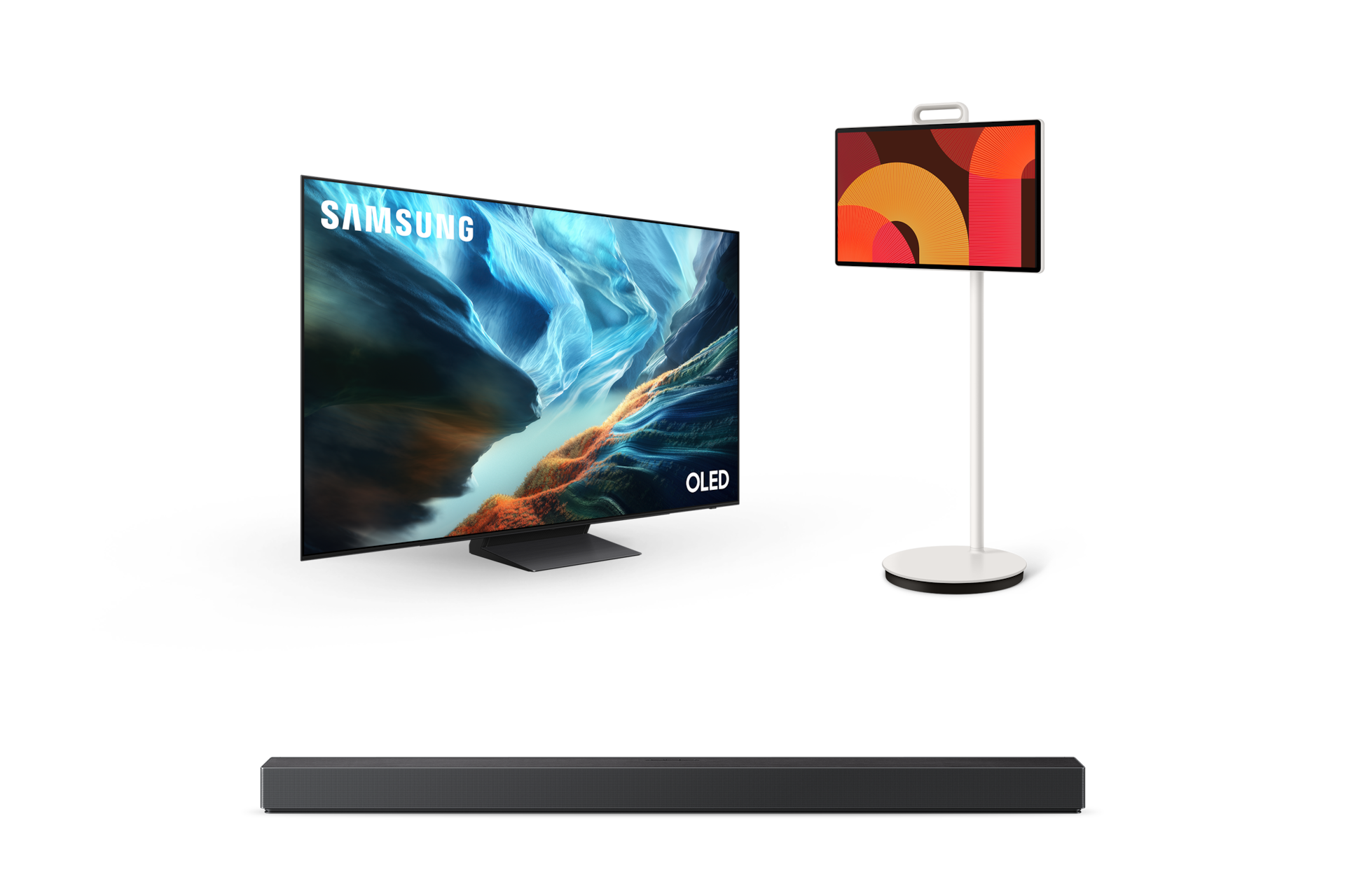 좌측에는 2026 OLED SH93 (195cm) 스탠드형 TV가 우측 45도 방향으로 틀어져 있으며, 우측에는 스탠드에 결합된 The Movingstyle가 좌측 45도 틀어져서 놓여 있습니다. TV 하단에는 7.1.2ch 올인원 사운드바 QS90H가 놓여 있습니다.