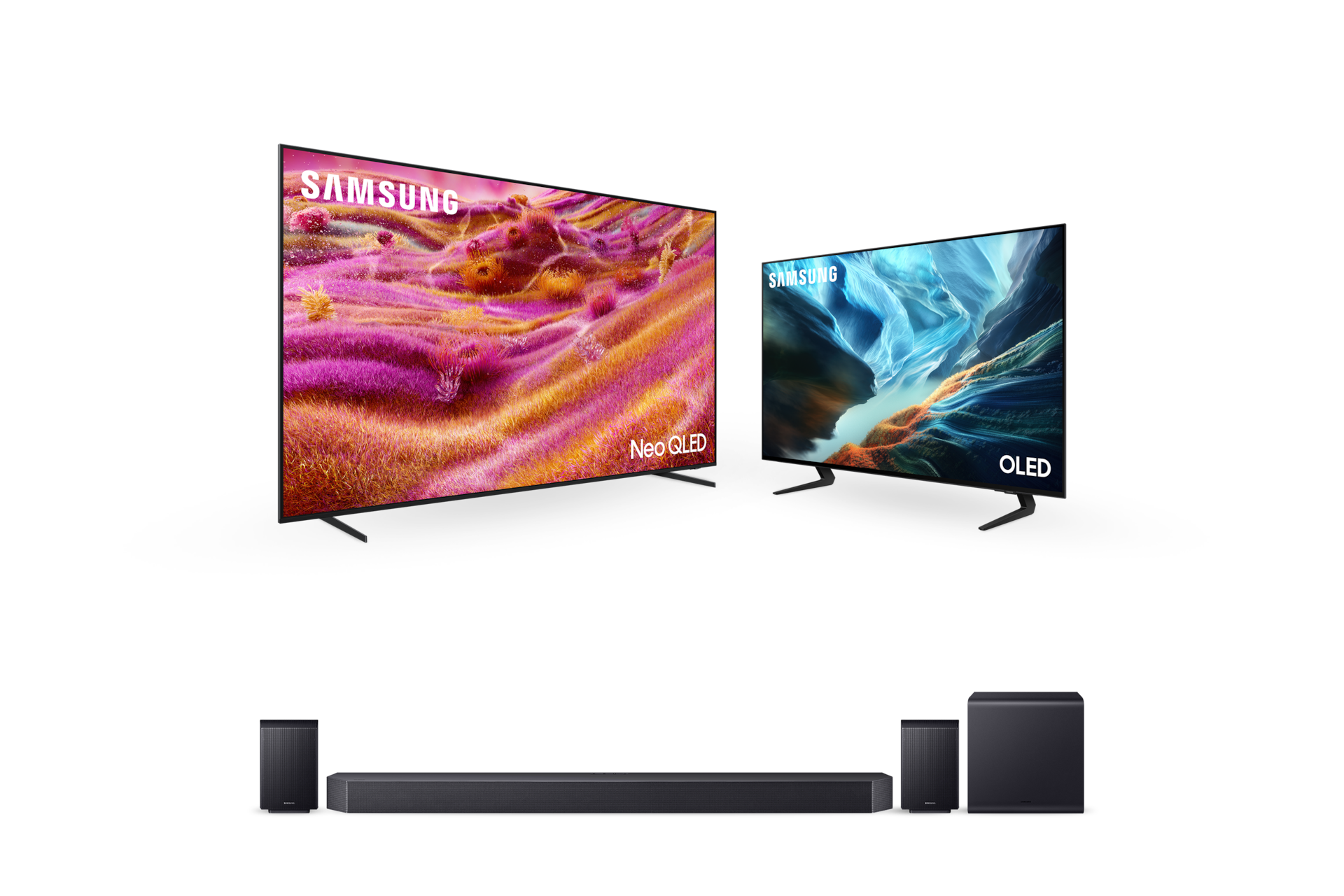 좌측에는 2025 Neo QLED QNF90 (290cm) 스탠드형 TV가 우측 45도 방향으로 틀어져 있으며, 우측에는 2026 OLED SH90 (105cm) 스탠드형 TV가 좌측 45도 틀어져서 놓여 있습니다. TV 하단에는 11.1.4ch 사운드바 Q990H가 놓여 있습니다.