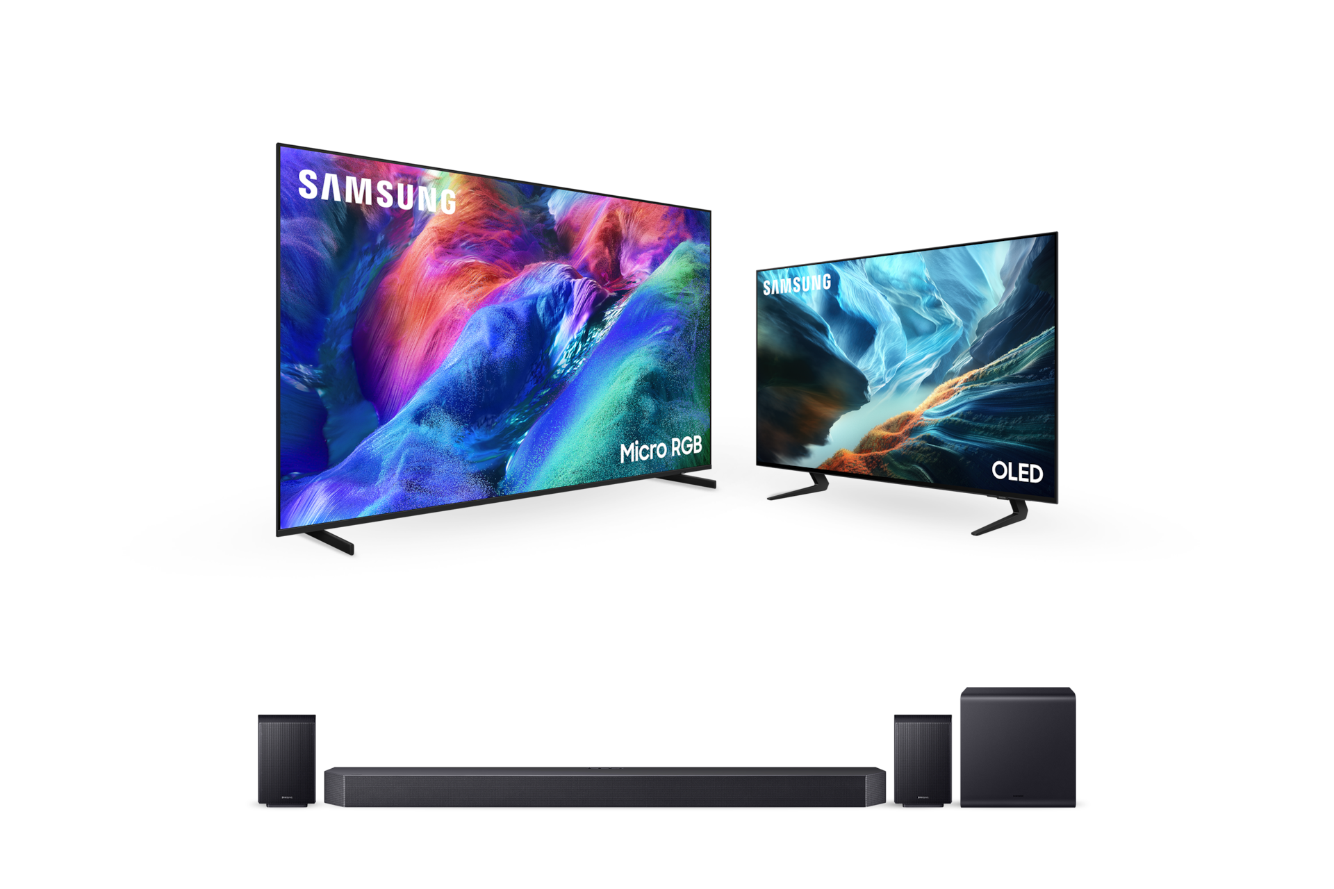 좌측에는 2026 Micro RGB RH85 (214cm) 스탠드형 TV가 우측 45도 방향으로 틀어져 있으며, 우측에는 2026 OLED SH90 (105cm) 스탠드형 TV가 좌측 45도 틀어져서 놓여 있습니다. TV 하단에는 11.1.4ch 사운드바 Q990H가 놓여 있습니다.