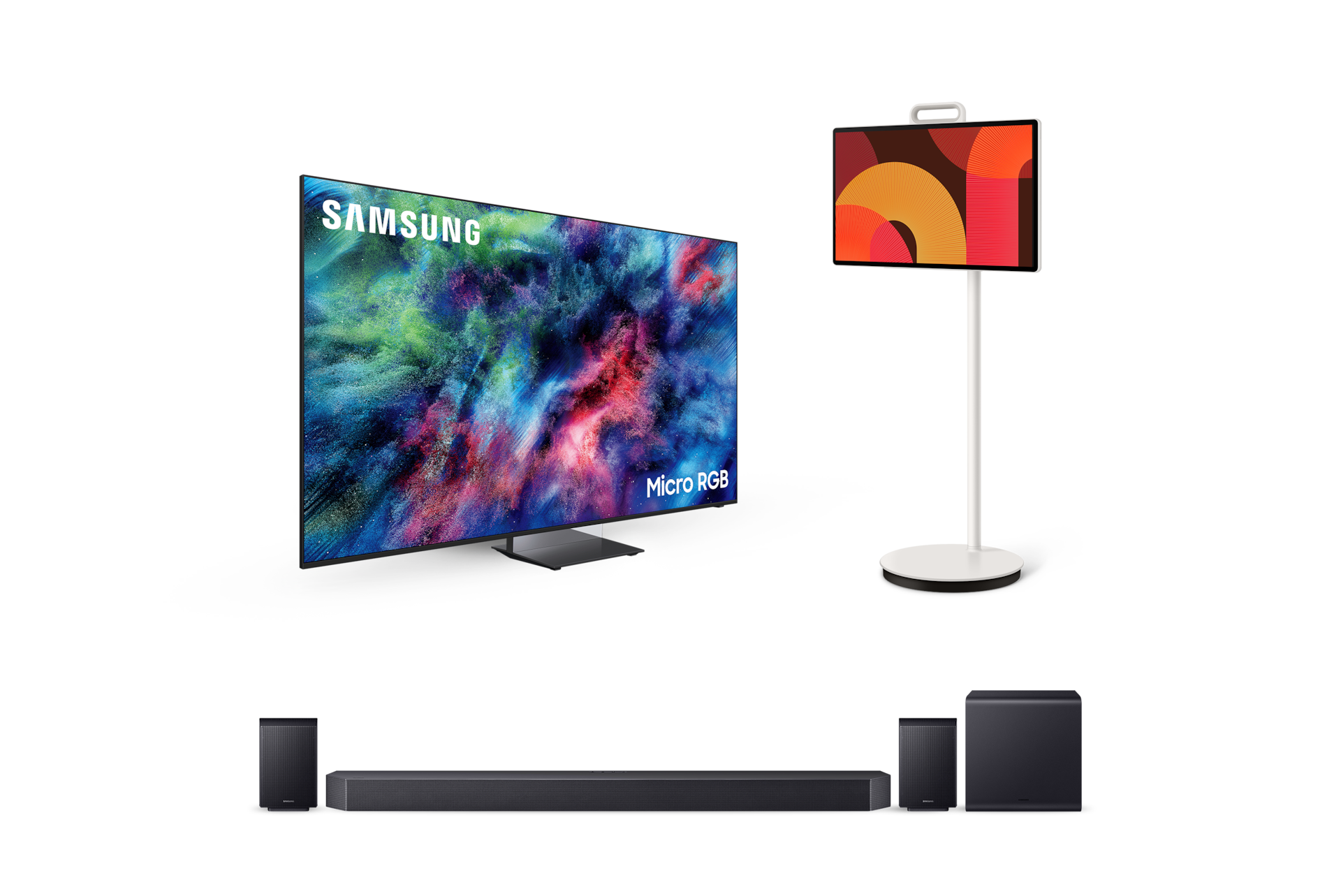 좌측에는 2026 Micro RGB RH95 (189cm) 스탠드형 TV가 우측 45도 방향으로 틀어져 있으며, 우측에는 스탠드에 결합된 The Movingstyle가 좌측 45도 틀어져서 놓여 있습니다. TV 하단에는 11.1.4ch 사운드바 Q990H가 놓여 있습니다.
