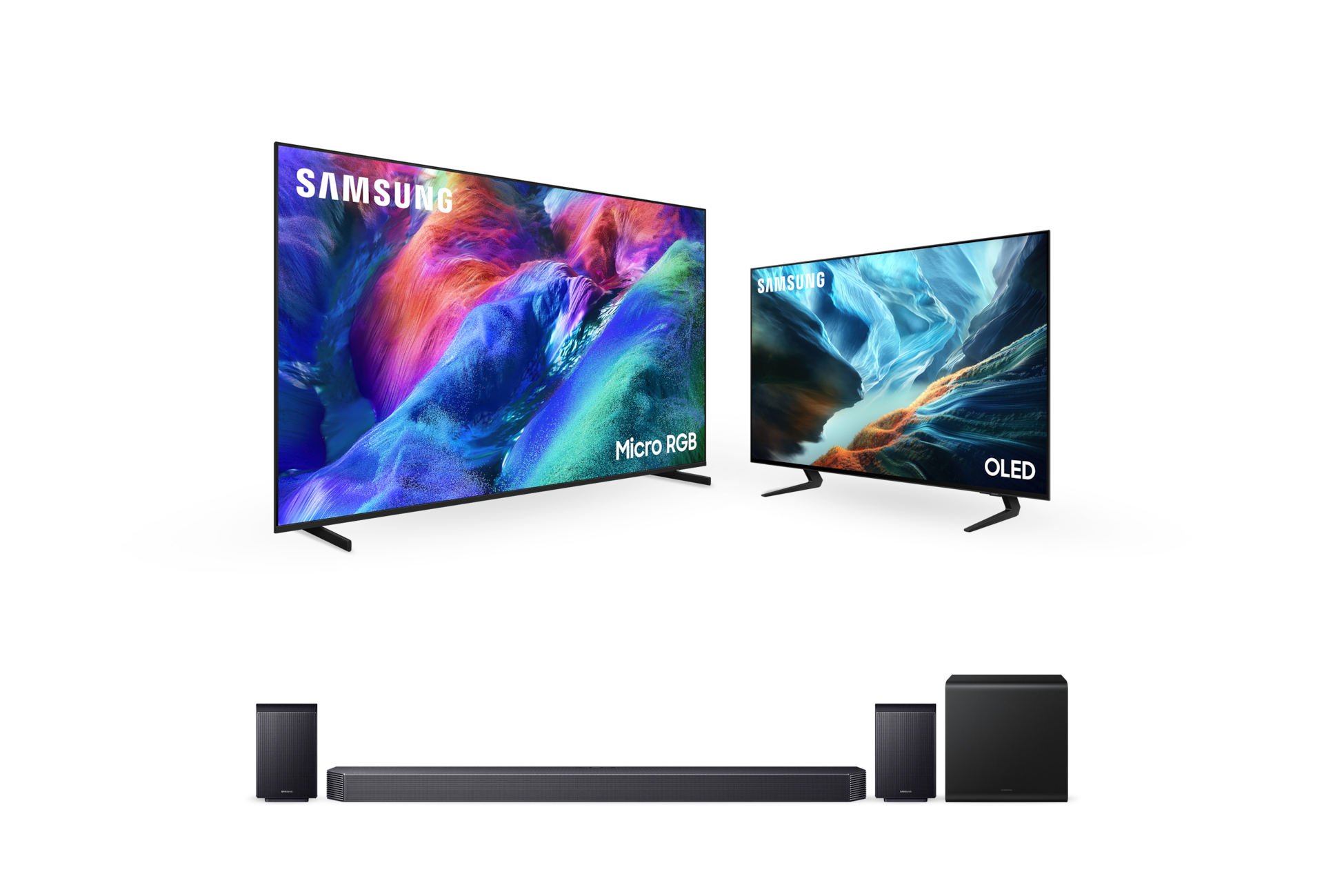 좌측에는 2026 Micro RGB RH9G (214cm) 스탠드형 TV가 우측 45도 방향으로 틀어져 있으며, 우측에는 2026 OLED SH90 (105cm) 스탠드형 TV가 좌측 45도 틀어져서 놓여 있습니다. TV 하단에는 9.1.4ch 사운드바 Q930H가 놓여 있습니다.