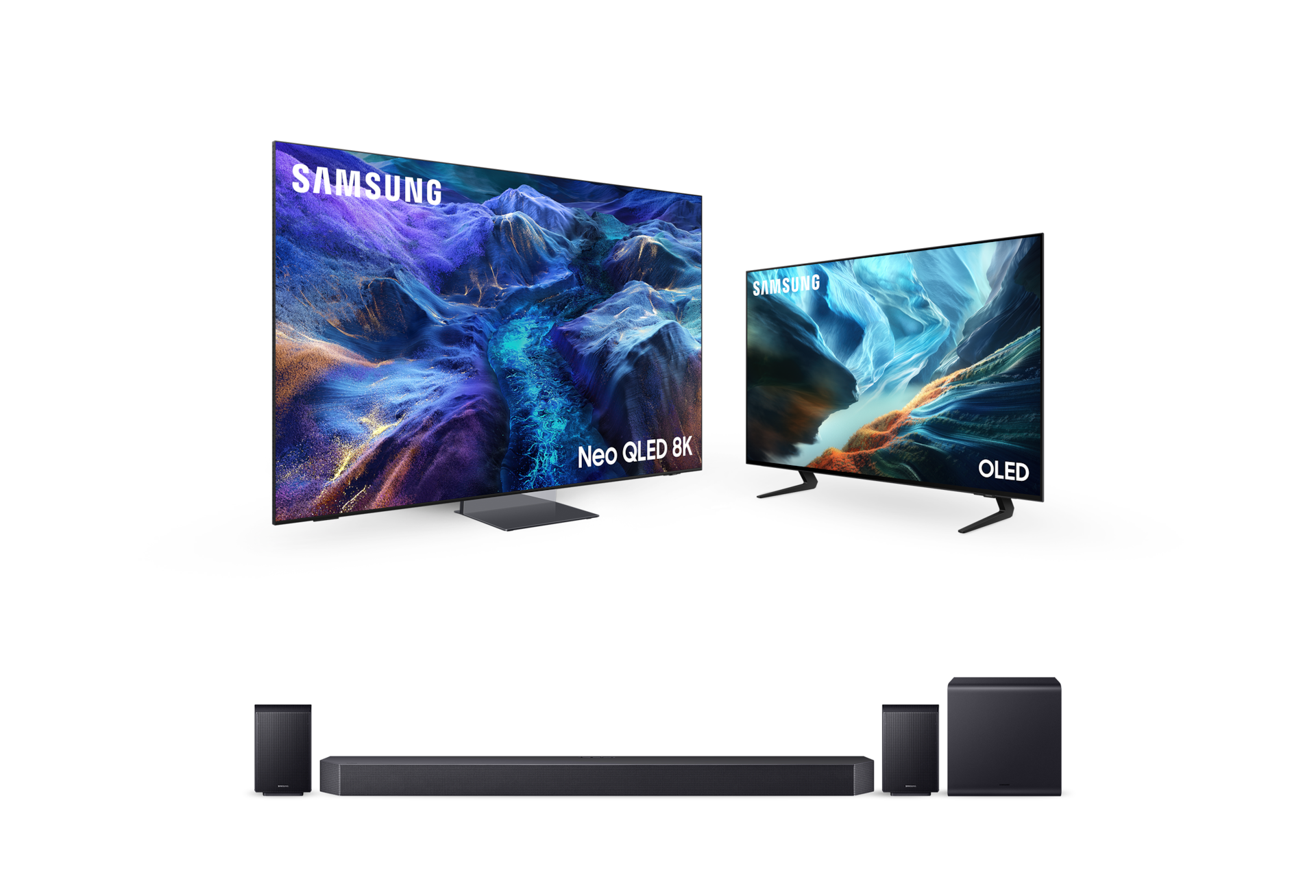 좌측에는 2026 Neo QLED 8K QNH990 (214cm) 스탠드형 TV가 우측 45도 방향으로 틀어져 있으며, 우측에는 2026 OLED SH90 (105cm) 스탠드형 TV가 좌측 45도 틀어져서 놓여 있습니다. TV 하단에는 11.1.4ch 사운드바 Q990H가 놓여 있습니다.