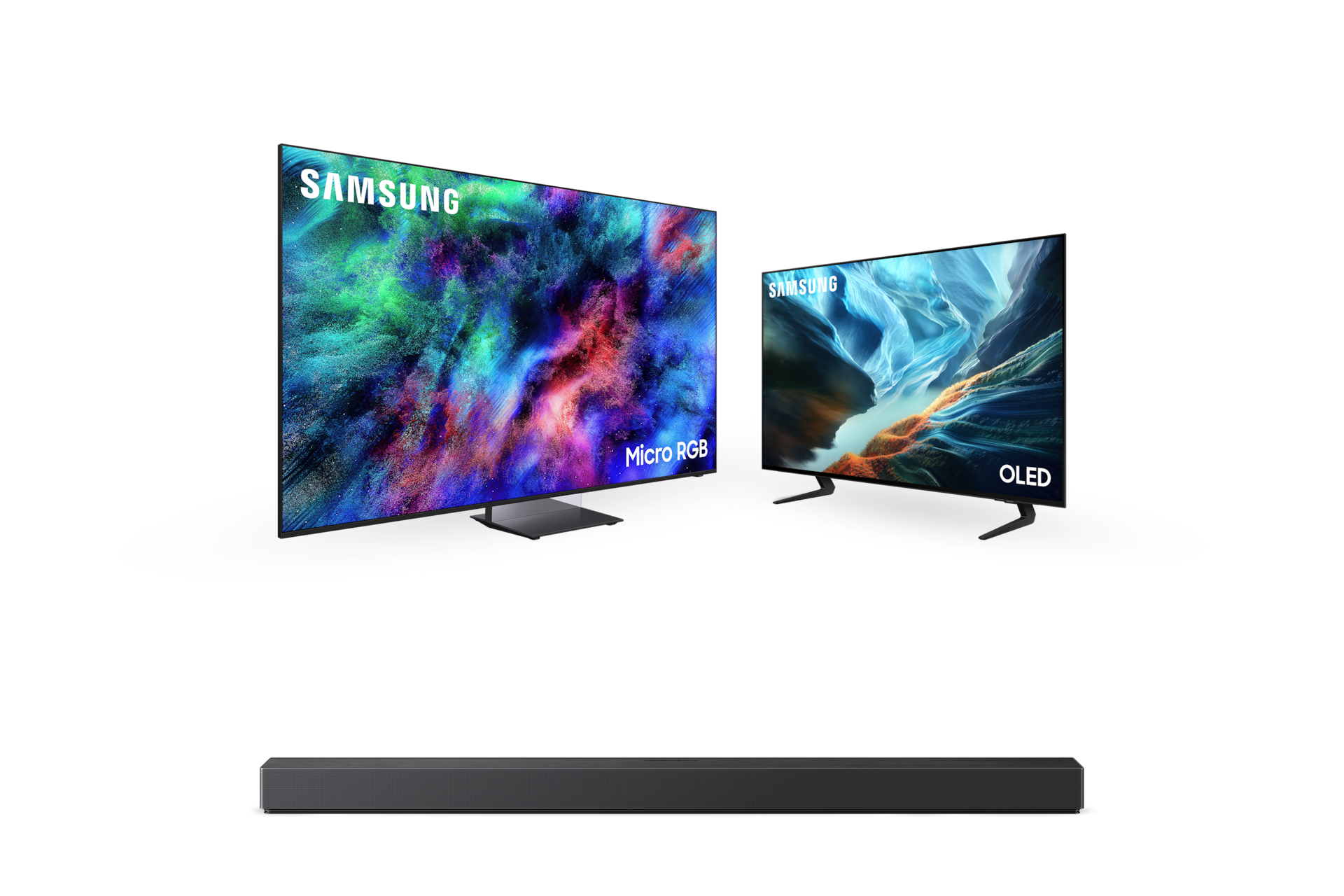 좌측에는 2026 Micro RGB RH95 (214cm) 스탠드형 TV가 우측 45도 방향으로 틀어져 있으며, 우측에는 2026 OLED SH90 (105cm) 스탠드형 TV가 좌측 45도 틀어져서 놓여 있습니다. TV 하단에는 7.1.2ch 올인원 사운드바 QS90H가 놓여 있습니다.