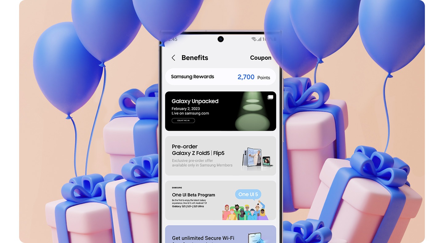 선물 상자와 풍선으로 장식한 배경이 있습니다. 그 앞으로 삼성 멤버스 혜택 화면을 표시한 스마트폰이 있습니다.