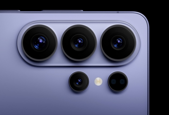 코발트 바이올렛 색상의 갤럭시 S26 울트라 후면의 카메라 아일랜드 클로즈업입니다.