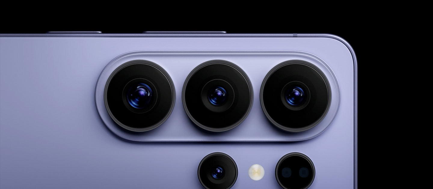 코발트 바이올렛 색상의 갤럭시 S26 울트라 후면의 카메라 아일랜드 클로즈업입니다.