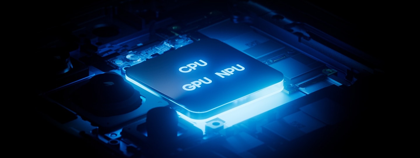 갤럭시 Z 폴드7 내부의 칩이 빛나고 있습니다. 상단에는 CPU, NPU, GPU라고 적힌 빛나는 문자가 있습니다.