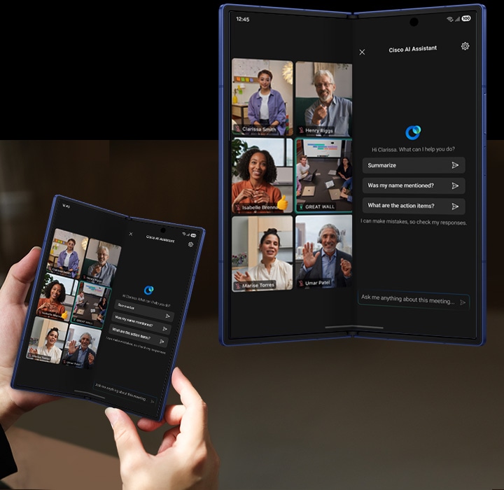 갤럭시 Z 폴드7이 손안에 펼쳐져 있으며 넓어진 메인 디스플레이로 시스코 웹엑스(Cisco Webex)를 활용한 웹 컨퍼런스 콜과 시스코 AI 어시스턴트를 사용하고 있습니다. 또 다른 갤럭시 Z 폴드7의 메인 디스플레이에 동일한 웹 컨퍼런스 콜과 시스코 AI 어시스턴트가 표시되어 있습니다.