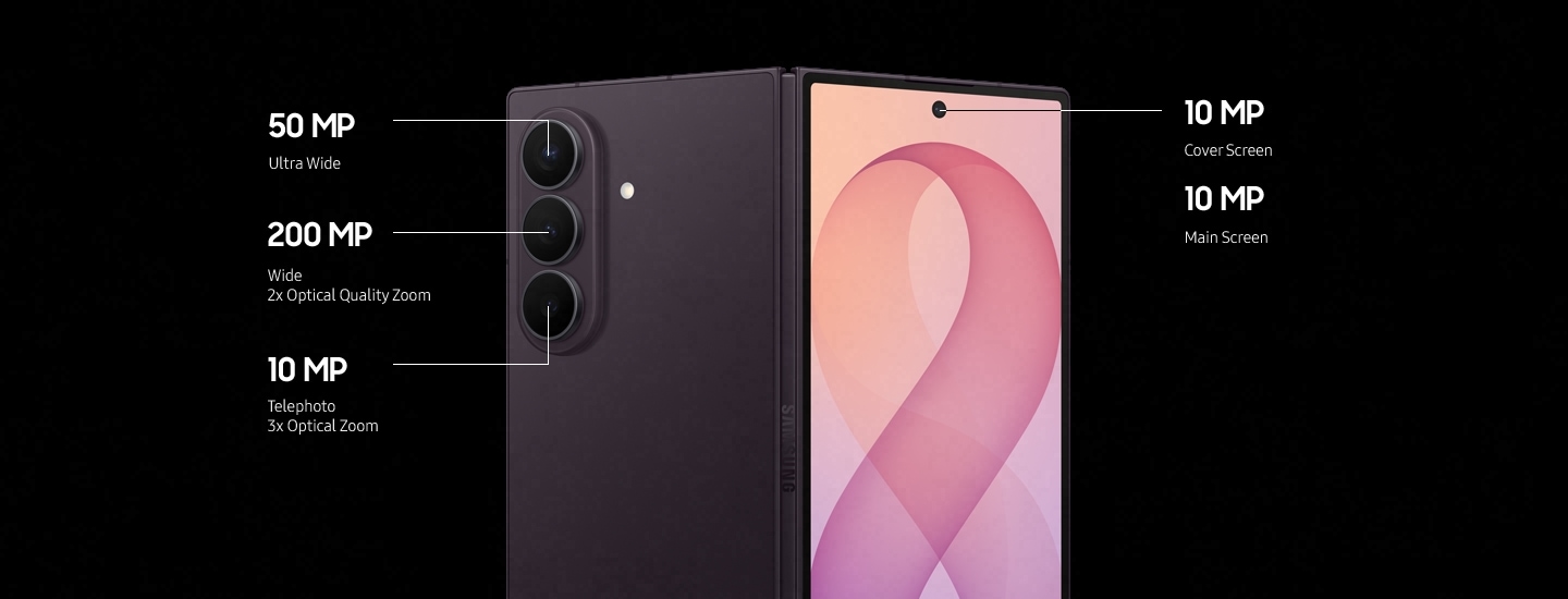 갤럭시 Z 폴드8 Ultra 거의 다 펼쳐진 상태로 후면을 드러냅니다. 후면 카메라는 50MP 초광각 카메라, 광학 줌 수준 2배의 200MP 광각 카메라, 광학 줌 수준 3배의 10MP 망원 카메라로 구성되어 있습니다. 전면 카메라는 10MP 커버 카메라와 10MP 내부 전면 카메라입니다.