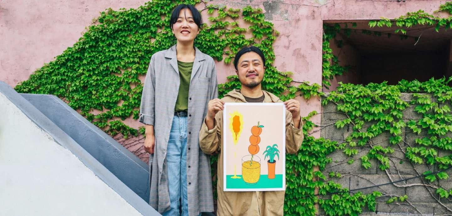 [디지털 예술작품을 집과 스튜디오에 전시 중인 키미와 이리]