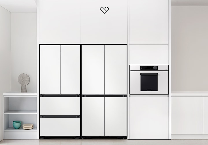 화이트톤 인테리어 주방입니다. 흰색 냉장고장 안에 Bespoke 4도어 냉장고, 4도어 김치플러스가 설치되어 있습니다. 제품 컬러는 코타 화이트입니다. 우측 홈바장안에는 Bespoke 콤팩트 오븐이 있습니다.