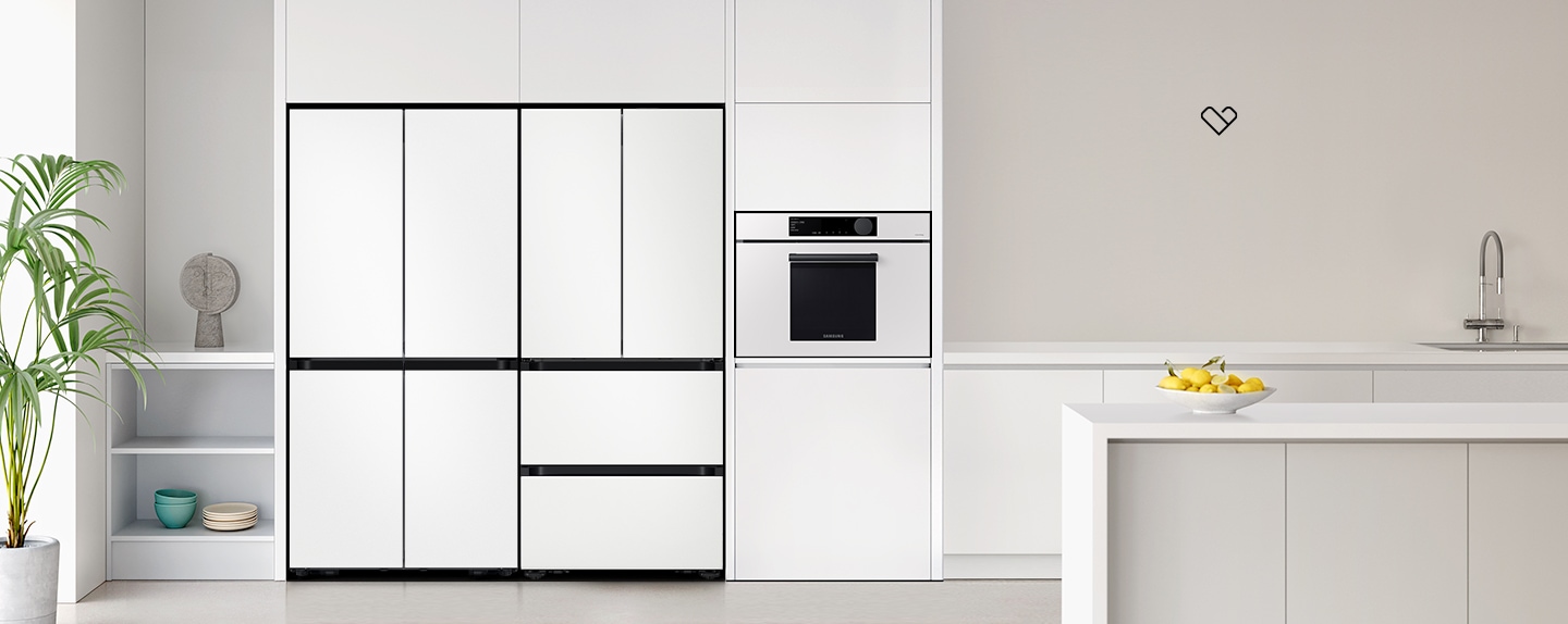 화이트톤 인테리어 주방입니다. 흰색 냉장고장 안에 Bespoke 4도어 냉장고, 4도어 김치플러스가 설치되어 있습니다. 제품 컬러는 코타 화이트입니다. 우측 홈바장안에는 Bespoke 콤팩트 오븐이 있습니다.