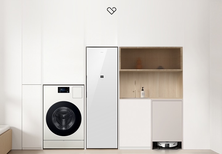 벽면에 Bespoke AI 콤보가 설치되어 있고, 좌측으로 가구장에 Bespoke 에어드레서가 있습니다. 우측에는 벽면 서랍장이 있습니다. 서랍장 옆에는 Bespoke AI 스팀 로봇 청소기 가구장이 있습니다.