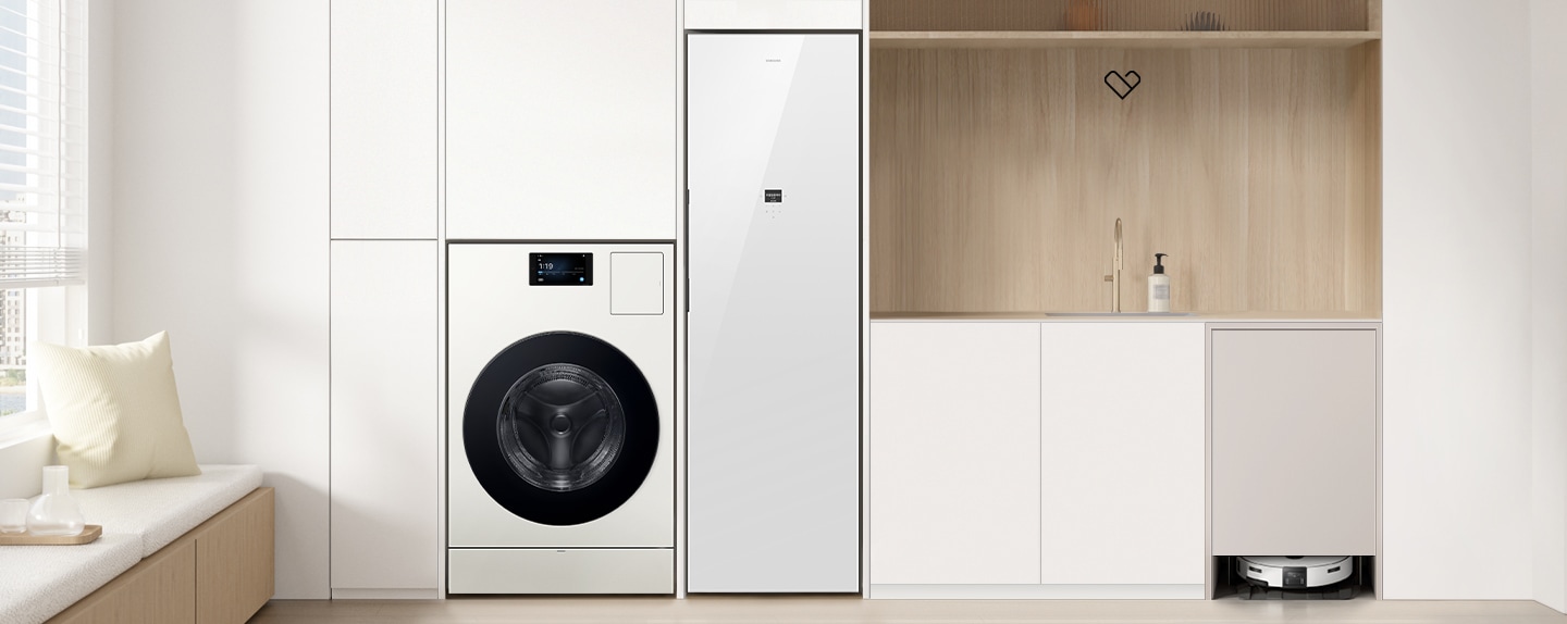 벽면에 Bespoke AI 콤보가 설치되어 있고, 좌측으로 가구장에 Bespoke 에어드레서가 있습니다. 우측에는 벽면 서랍장이 있습니다. 서랍장 옆에는 Bespoke AI 스팀 로봇 청소기 가구장이 있습니다.