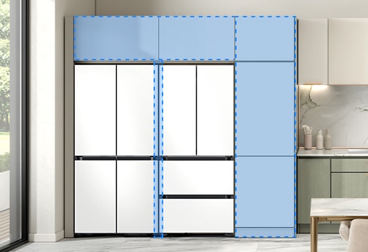 냉장고장 중간 칸막이를 제거한 모습입니다.냉장고장 안에는 Bespoke 냉장고 4도어와 김치냉장고 4도어가 설치되어 있습니다. 냉장고장 위에는 새로운 상부장이 설치되어 있습니다. 냉장고장 우측에 틈새장이 설치되어 있습니다.