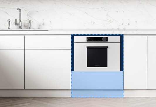 주방의 싱크대 하부장 안에 Bespoke 콤팩트 오븐을 설치한 모습입니다.