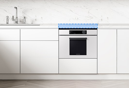 주방의 싱크대 하부장 안에 Bespoke 콤팩트 오븐을 설치한 모습입니다.