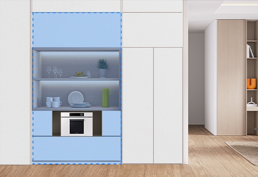 주방의 홈바장 안에 Bespoke 콤팩트 오븐을 설치한 모습입니다. 홈바장에는 식기류와 장식품이 놓여져있습니다.