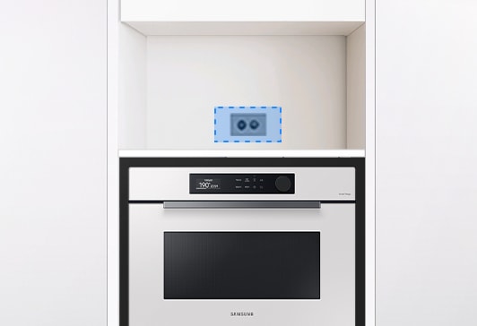 홈바장 안에 Bespoke 오븐을 설치한 모습입니다. 홈바장 공간에 매립 콘센트 2구가 있습니다.