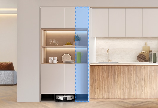 주방의 수납장 안에 Bespoke AI 스팀을 설치한 모습입니다. 홈바장에는 식기류와 장식품이 놓여있습니다.