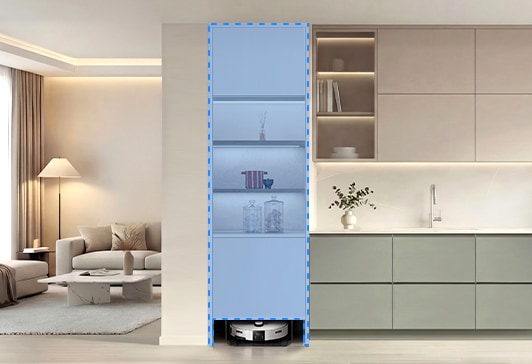 주방의 홈바장 안에 Bespoke AI 스팀을 설치한 모습입니다. 홈바장에는 식기류와 장식품이 놓여있습니다.