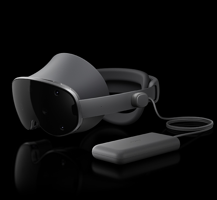 갤럭시 XR에 전원 커넥터로 가벼운 외장 배터리팩이 연결되어 있으며, 약간 왼쪽으로 향한 채 수평으로 놓여 있습니다.