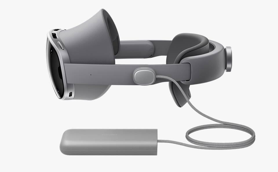 왼쪽 방향으로 놓인 갤럭시 XR입니다. 기기 옆에 전원 커넥터로 연결된 다용도 외장 배터리팩이 있습니다.