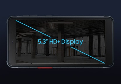 갤럭시 엑스커버5가 가로로 놓여져 있고, 인스크린에 134.6 mm HD+ Display 텍스트가 있습니다.