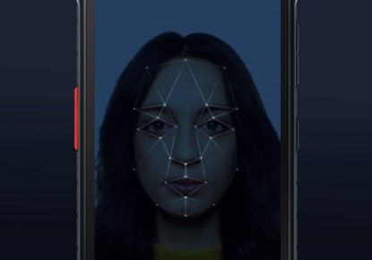 갤럭시 엑스커버5 인스크린에 얼굴 인식을 하고 있는 여성이 있습니다. 