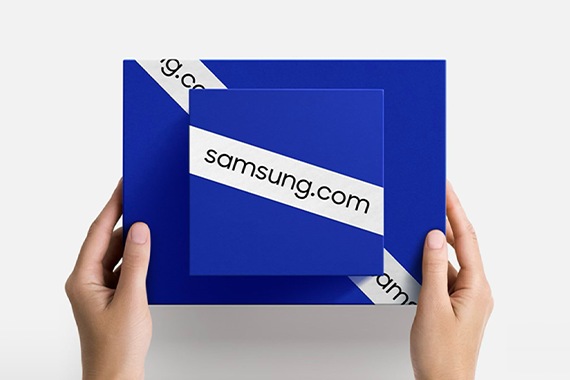 삼성닷컴 밴드가 있는 파란색 상자들이 쌓여 있습니다.